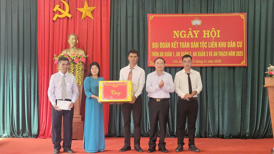 bi-thu-tinh-uy-thai-dai-ngoc-thu-hai-tu-phai-qua-tang-qua-cho-lien-khu-dan-cu-an-xuan-an-thach.jpg